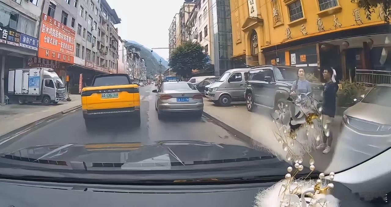 重庆彭水塌方，他为了疏散人群，如今下落不明，龚宝东姐姐发文说家里的奶奶已经哭晕过