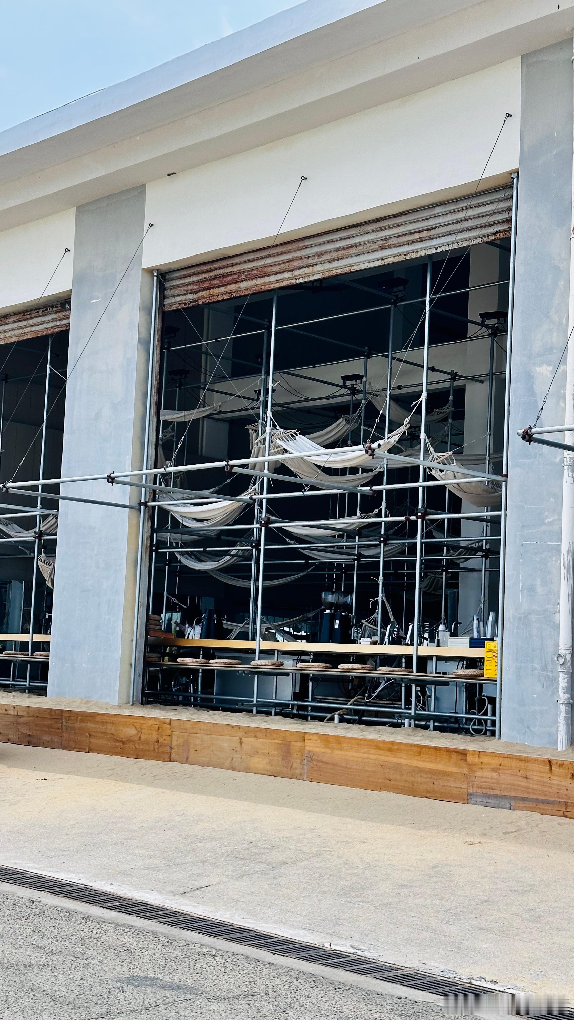 今天的拍摄地也太美了吧！刚刚拍摄结束拍了两张照片，你们猜猜是哪个车的活动～