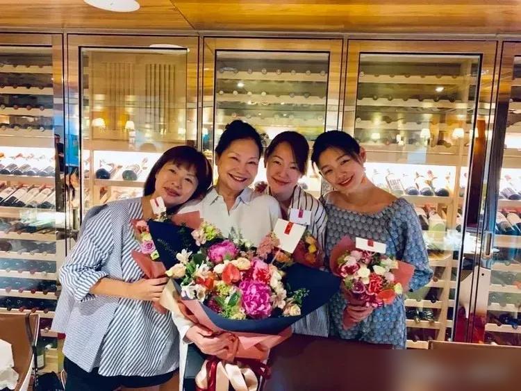 我妈拦了三次，我不听，是我亲手把我姐送走的！小S在节目上哭到抽搐，整个演播室瞬间