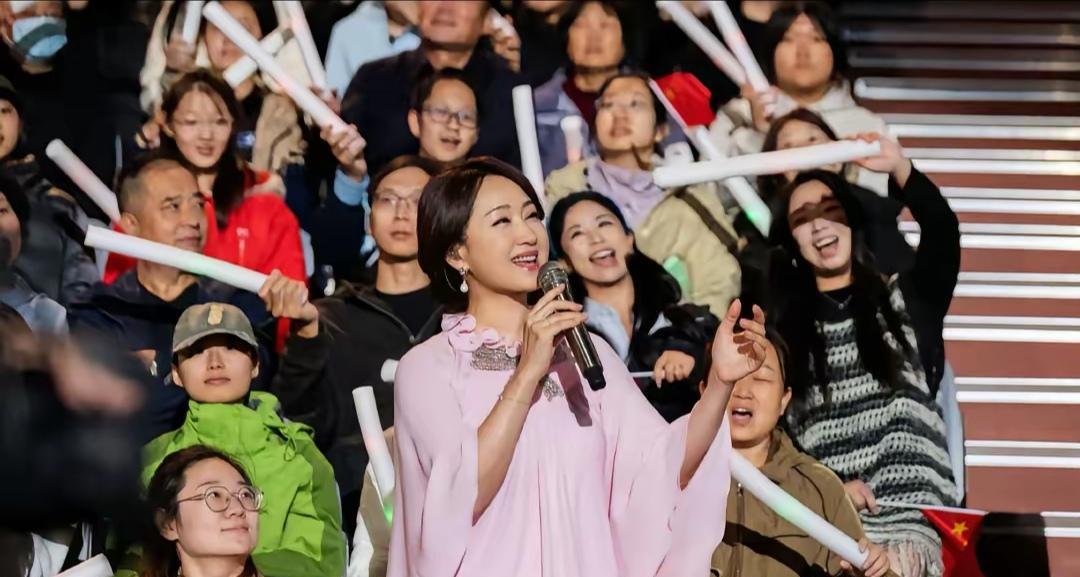 54岁杨钰莹再开嗓，一开口全场惊艳！网友刷屏：这嗓音是被时光遗忘了吗？中秋夜，