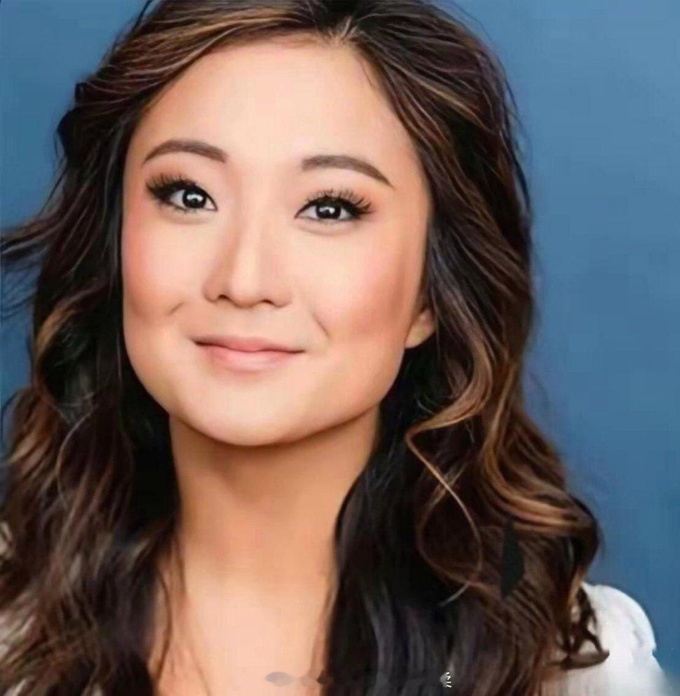 贾玲现身巴黎，不仅瘦风格也大变了。贾玲的新风格你喜欢吗？她在做她喜欢的自己，那个