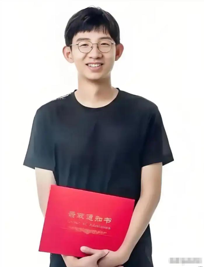 北大毕业的衡水中学高考状元刘嘉森，曾说过一句戳中无数普通家庭孩子的心里话：“我身