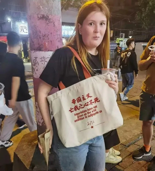 老外真大胆这包也敢往身上挎这年头，真是啥人都有！一个老