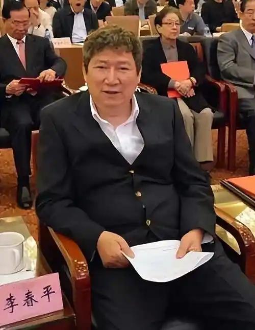 1993年，这个继承了女人60亿遗产的男人，终于吐露出了自己的真实想法，“她比
