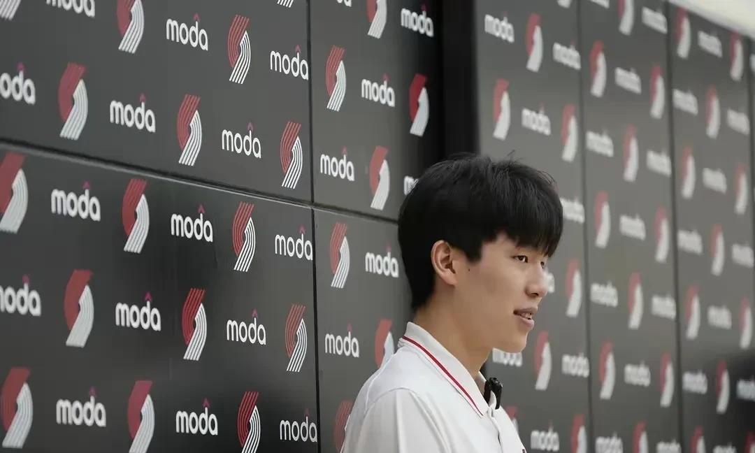 杨瀚森职业生涯第一次不用拿装备！终于等来了，7月12日开拓者将与勇士队进行在夏