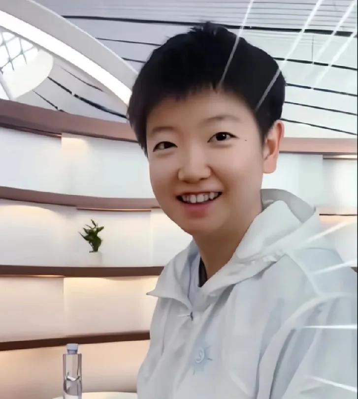 国乒​功勋教练李隼公开调侃自己​给孙颖莎打工，无薪还倒贴，引发不少网友关注热议，