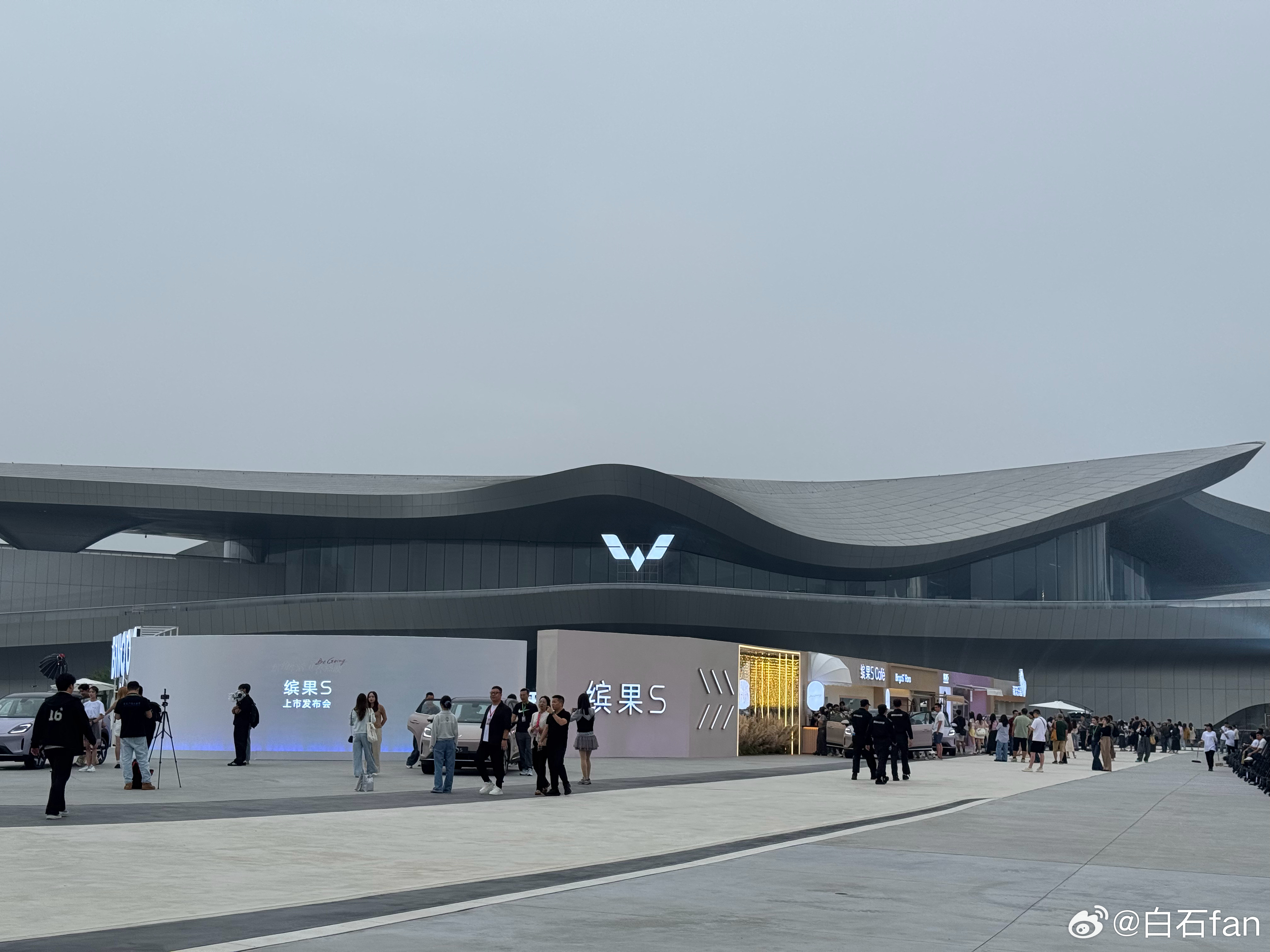 五菱的另一款爆款车型缤果S今天上市发布猜一个上市起售价吧。第一个猜对的有小红包?