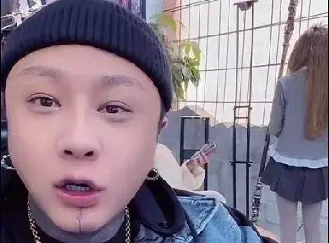 方丈前妻直播连线，当场被亲妈撞破她刚喊声“老公”，屏幕里冒出个老太太。方丈