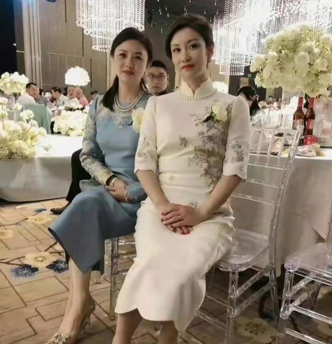 婚礼上的两亲母，都不是一般人家啊！
