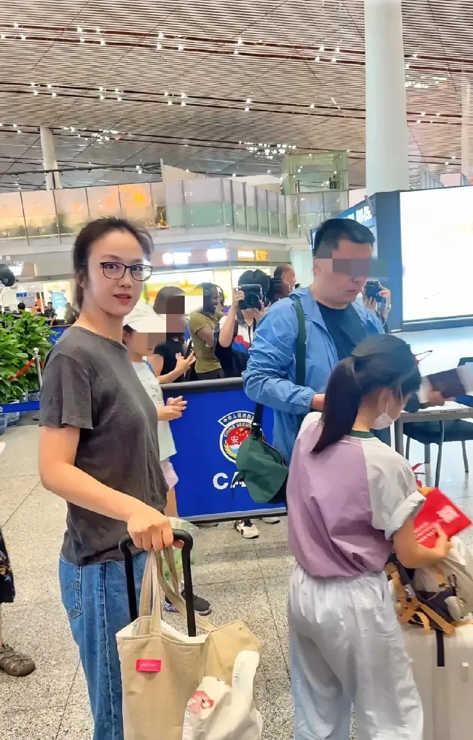 终于知道汤唯为什么能让韩国的大导演为之着迷了！被偶遇的汤唯，穿着简单朴素，遇见有