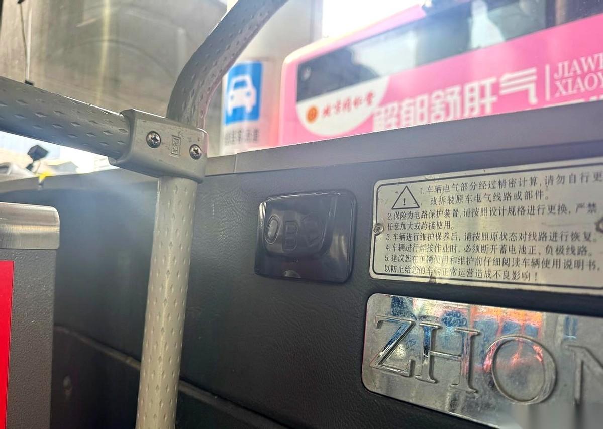 我跟你说个事儿，你可能都不信。济南街上跑的那些看着锃亮的新能源公交，其实是安徽