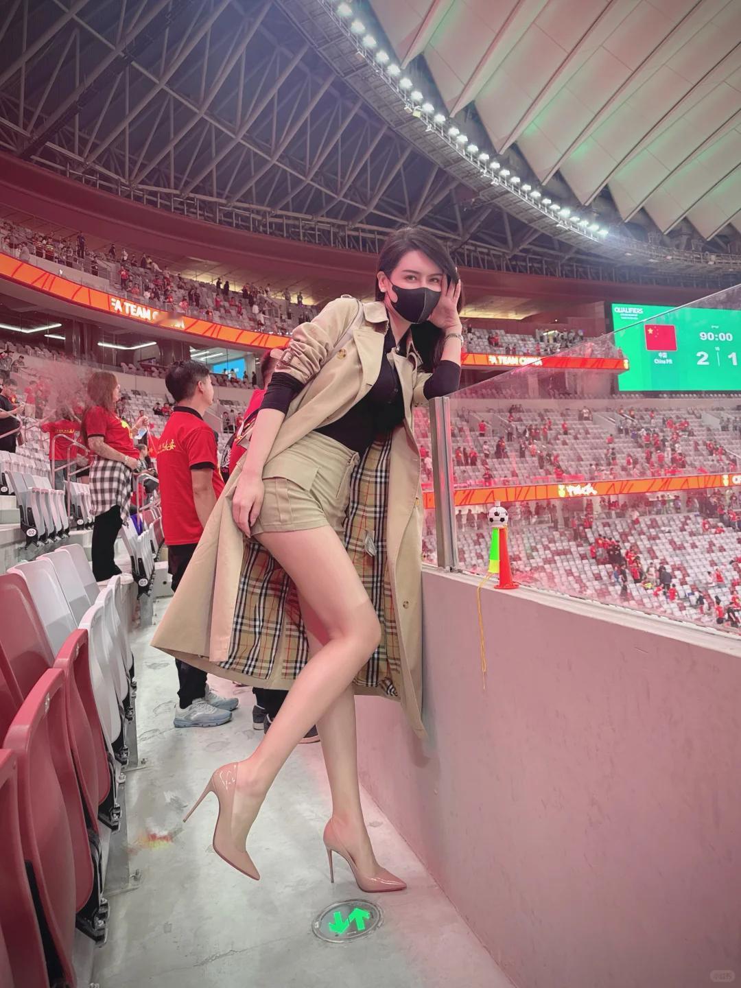 🏟️穿着高跟鞋的时尚达人，在赛场上享受精彩瞬间！