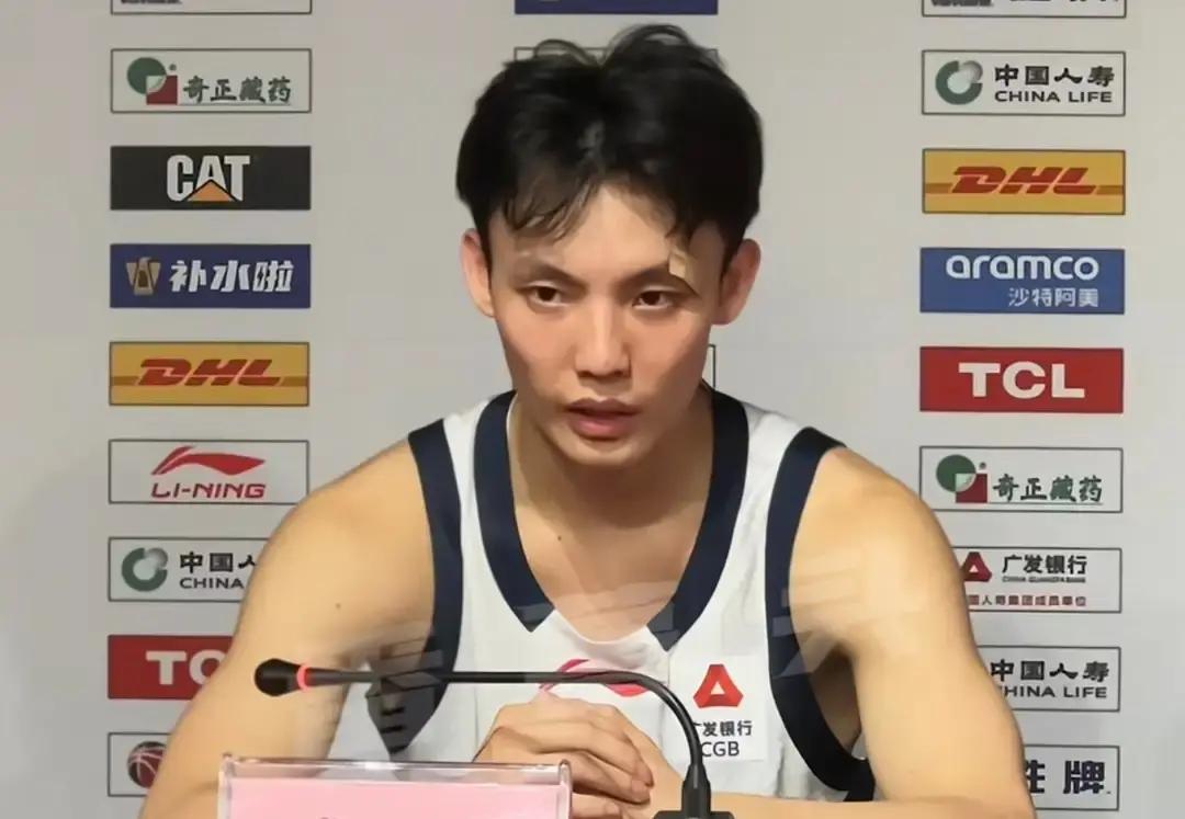 兄弟对决，他亲手盖掉兄弟的关键球，赛后两人却笑着拥抱。93比85，终场哨响