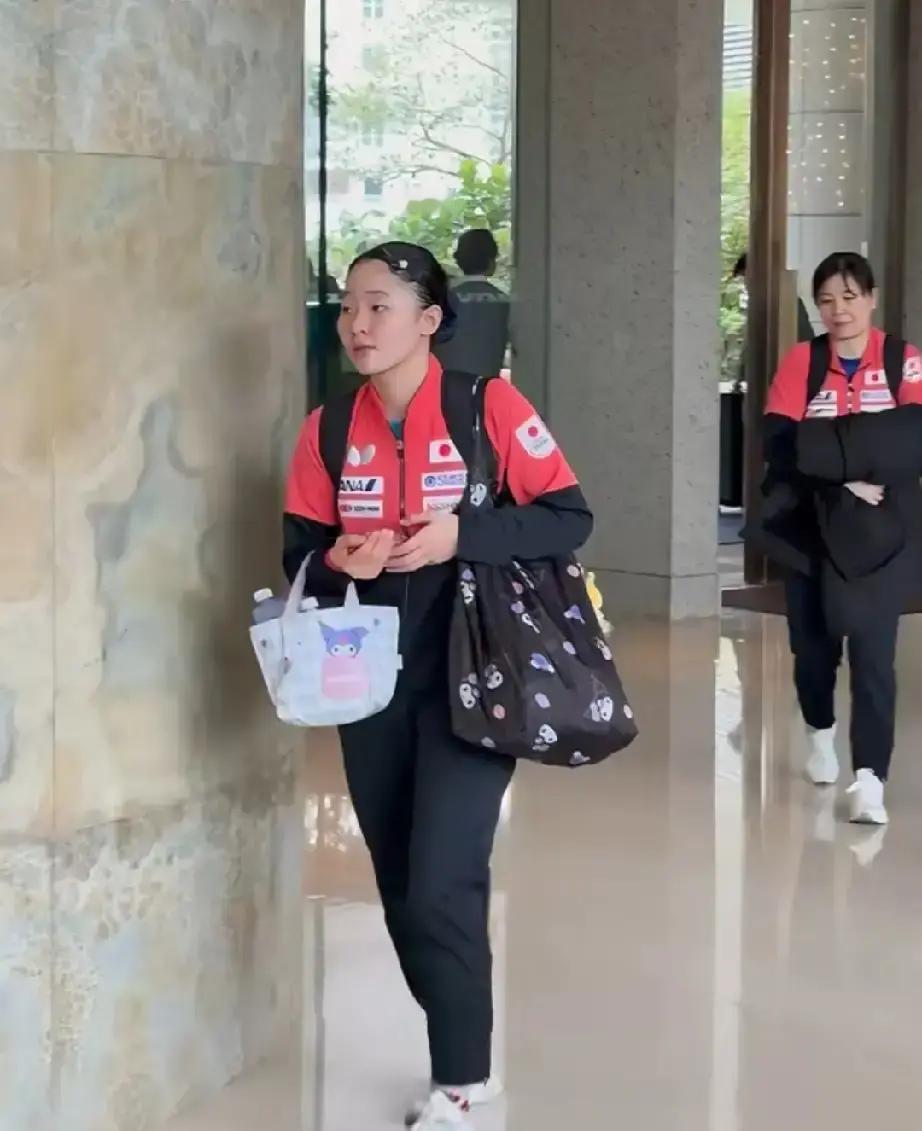 看着张本美和背着那个库洛米小包去训练，我这心里头突然有点恍惚。白里透红的小