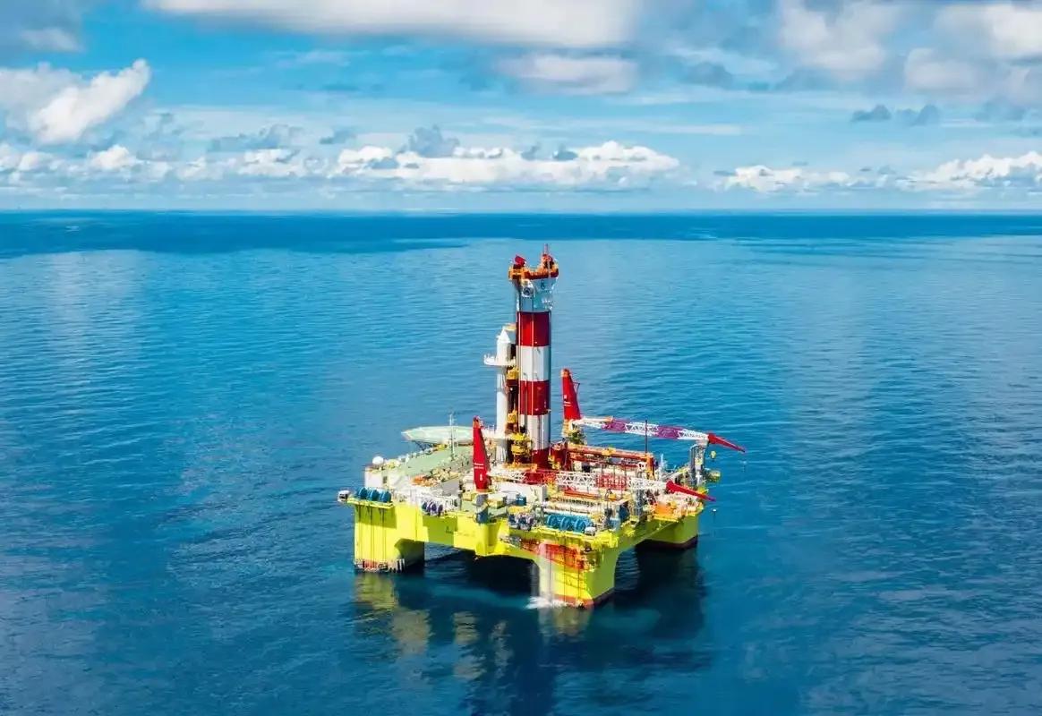 很多人都在问：南海躺着几百亿吨石油，越南都挖了几十年，咱们为啥不动手？真的是怕邻