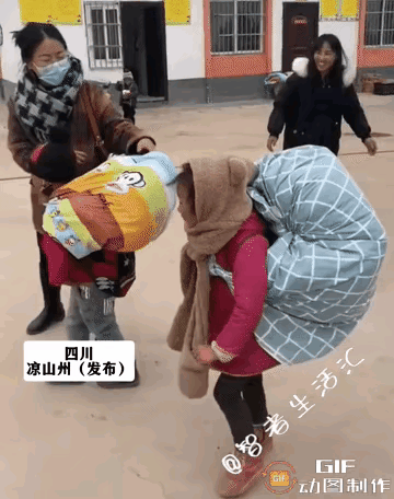 “真的看哭了”！四川，一所幼儿园里，由于一些家长外出务工，不能回家来园接孩子，小