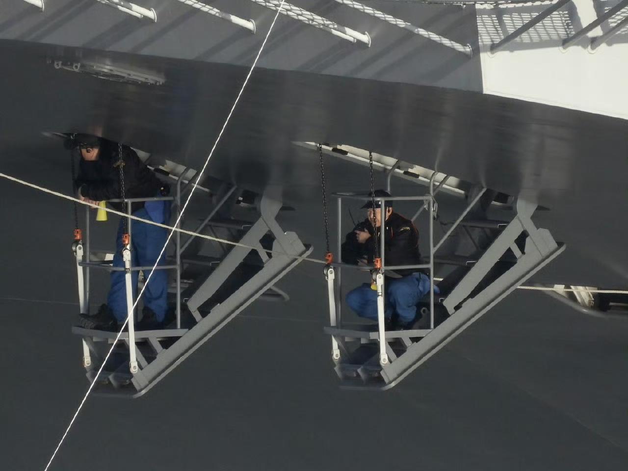 东倭国“加贺”号准航母舰艏瞭望全靠“人肉支架”观察口。别人的航母是360度无死角