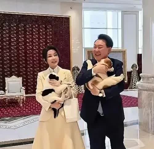 宠妻狂魔尹锡悦栽了，而他的老婆金建希也随着尹锡悦被抓进去后，各种秘闻也被扒了出来