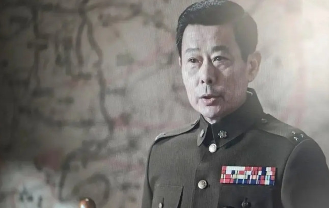 不得不服，有些演员，真的是老天爷追着喂饭吃。看那个《沉默的荣耀》，一屋子将军开