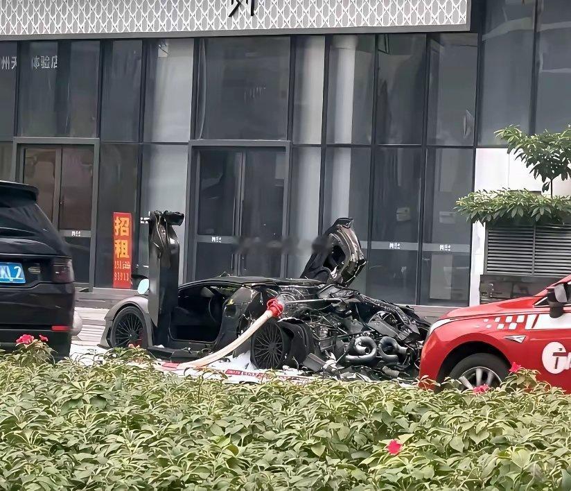 “不作死就不会死”广州街头一声炸响近千万兰博基尼烧成空壳：车主是租的车，这下麻烦