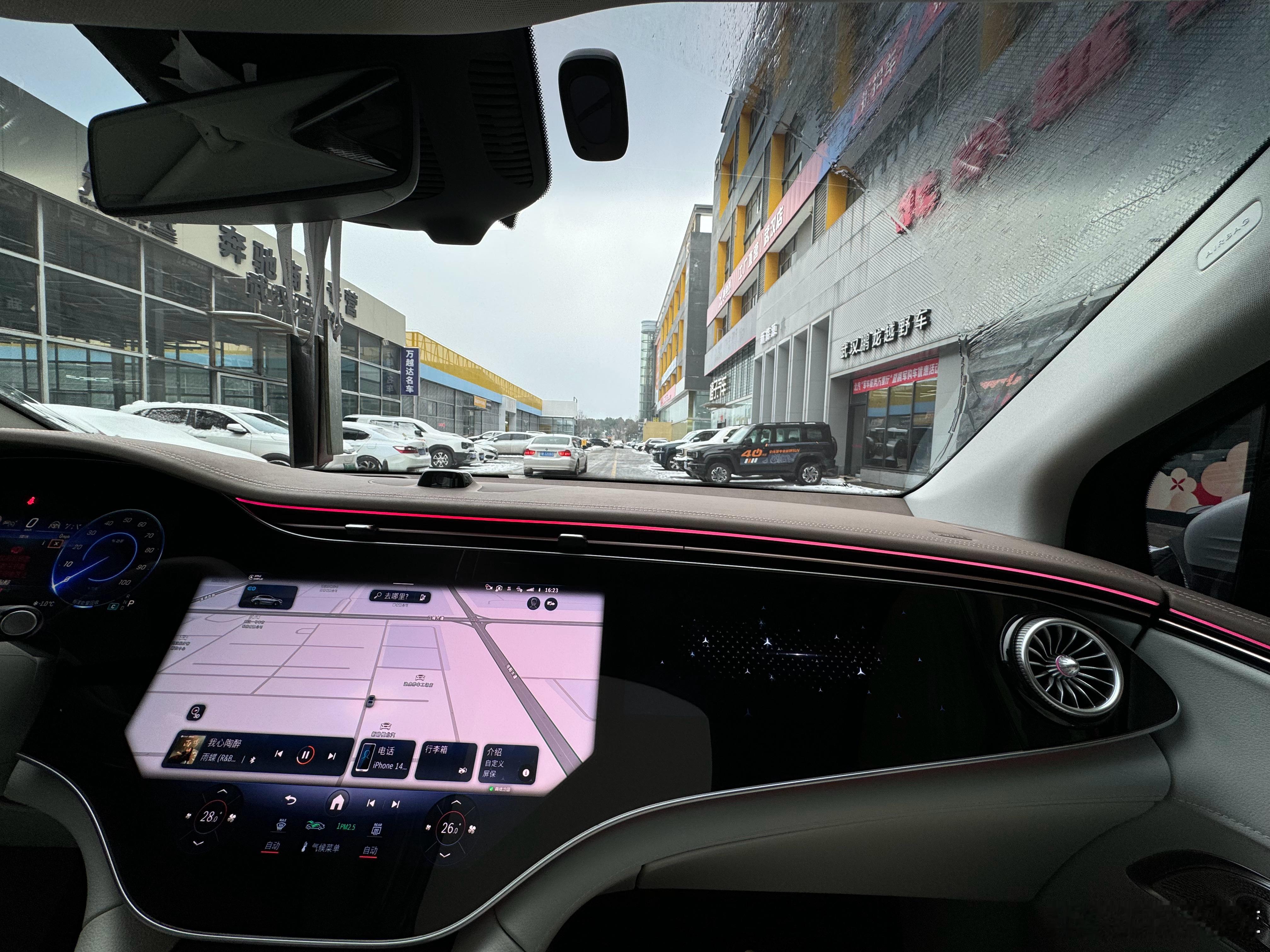 出门看车这个大雪天气到处堵车大家出行注意安全🙋