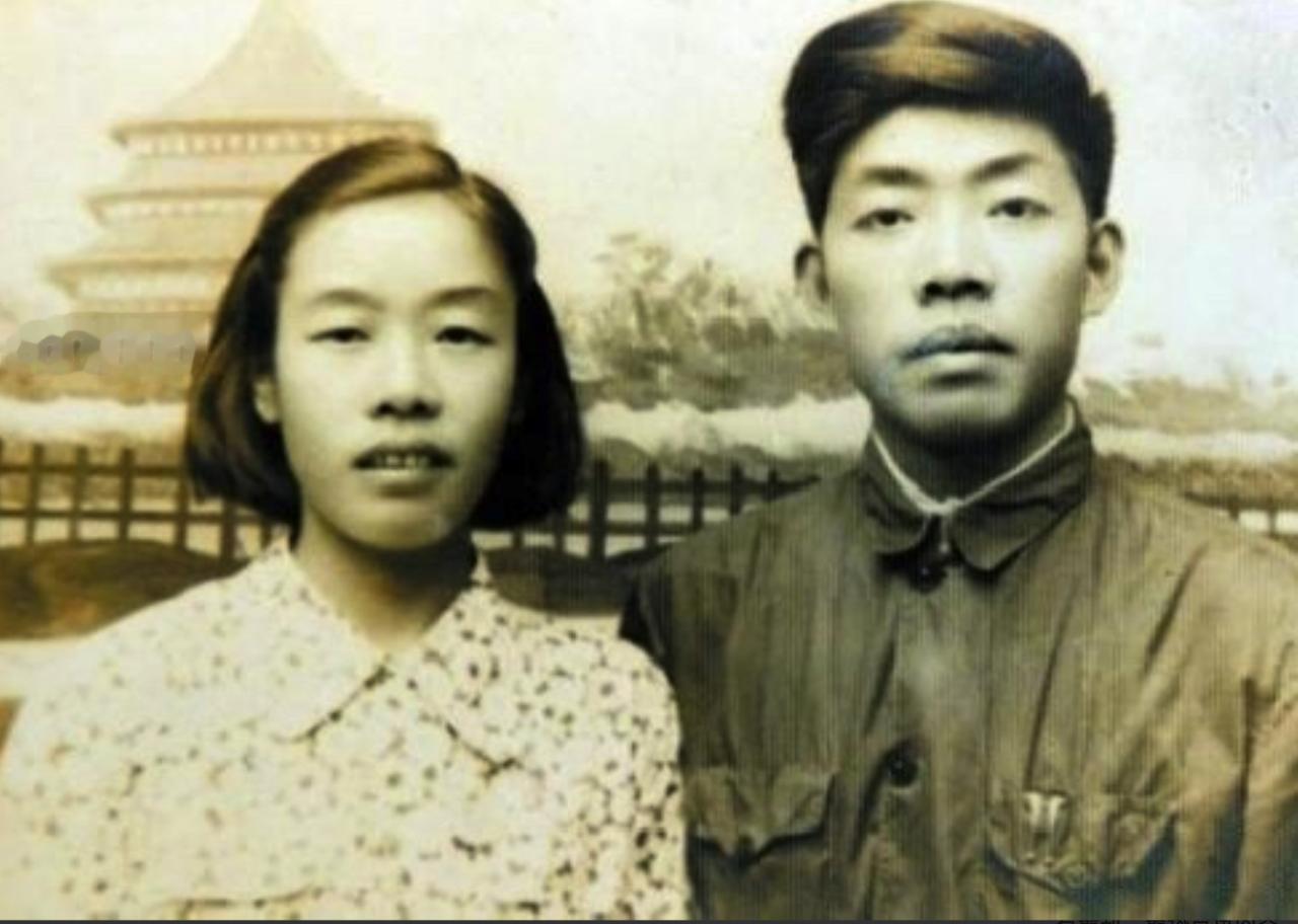 1949年，渣滓洞枪响，盛国玉倒地装死。特务补枪时又用枪托捅她腰部，低声问：“死