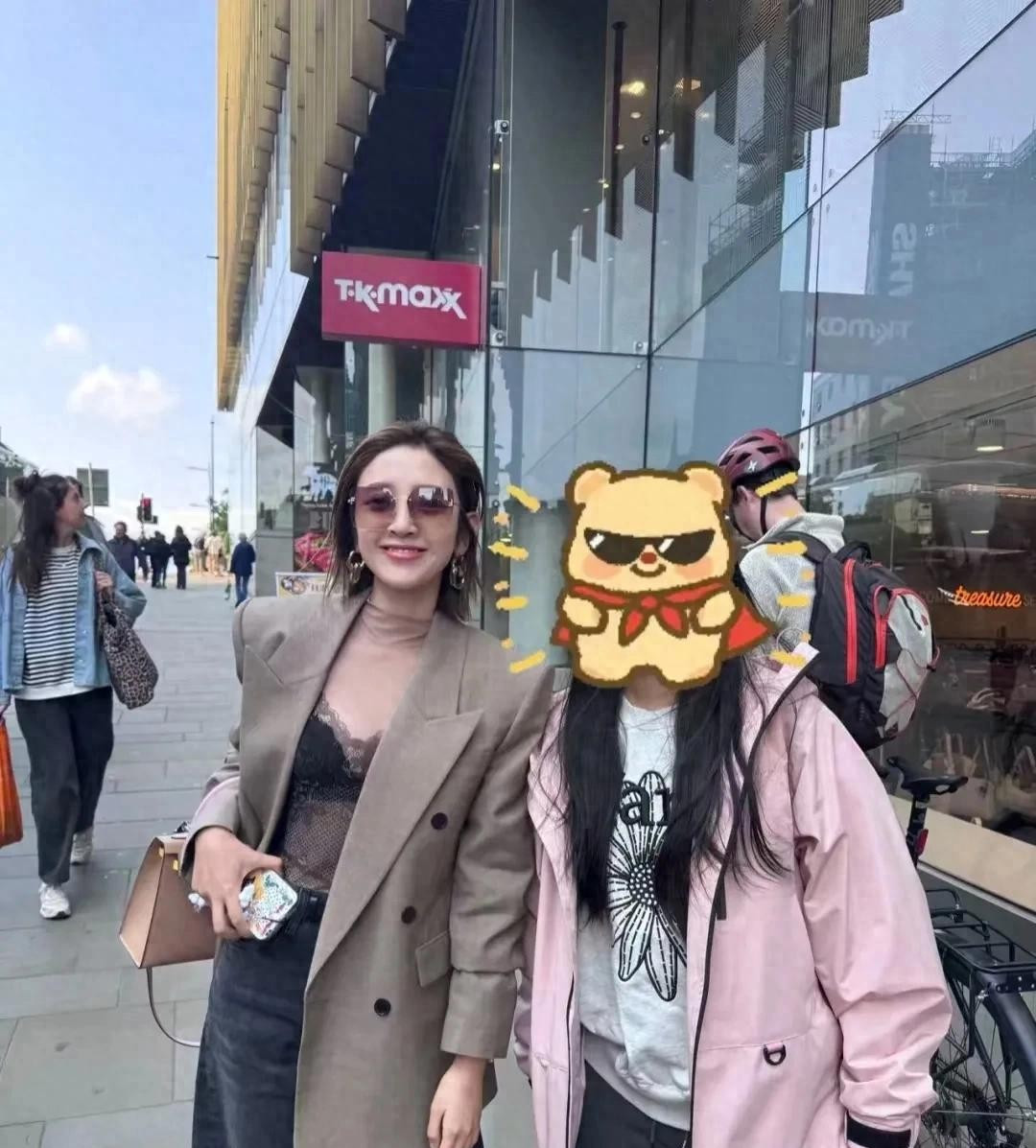 唐艺昕和张若昀在英国被偶遇，唐艺昕打扮时尚，真的是太漂亮了。