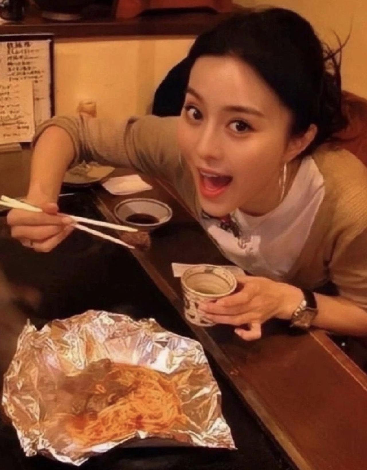 九位女明星早期的美照，那时候的宋佳和现在反差好大，差点没认出来，满脸胶原蛋白的她