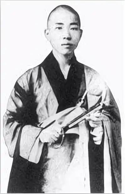 一位高僧说：“无论男女，千万别去求姻缘。这世上，男女之情都是因果。该遇见的，躲不