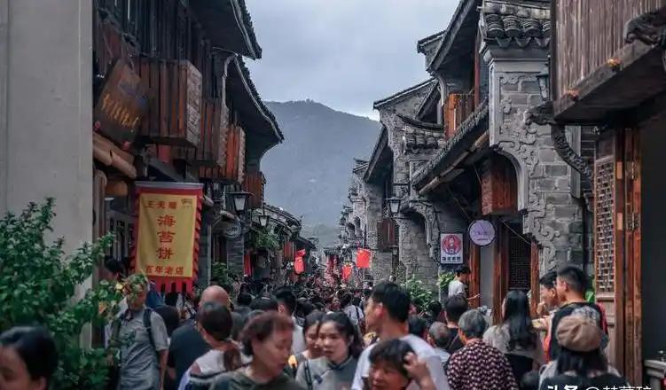 花大钱造的景还在，人没了。同一条街上，卖的东西全国一个样。景还在。牌楼光鲜，