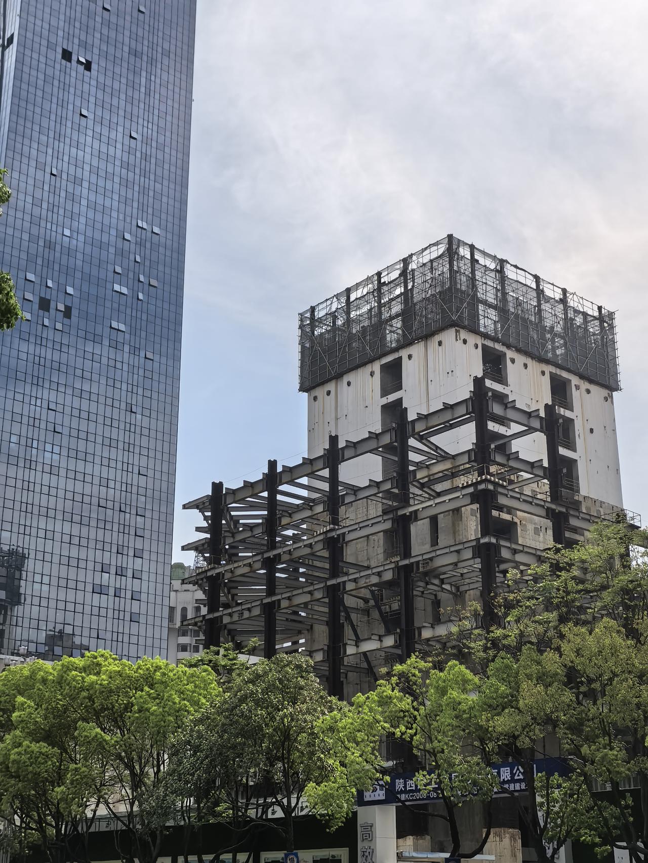 昆明交三桥边上的这个置地广场的主塔楼，建出地面六七层停工多少年了。现在这些