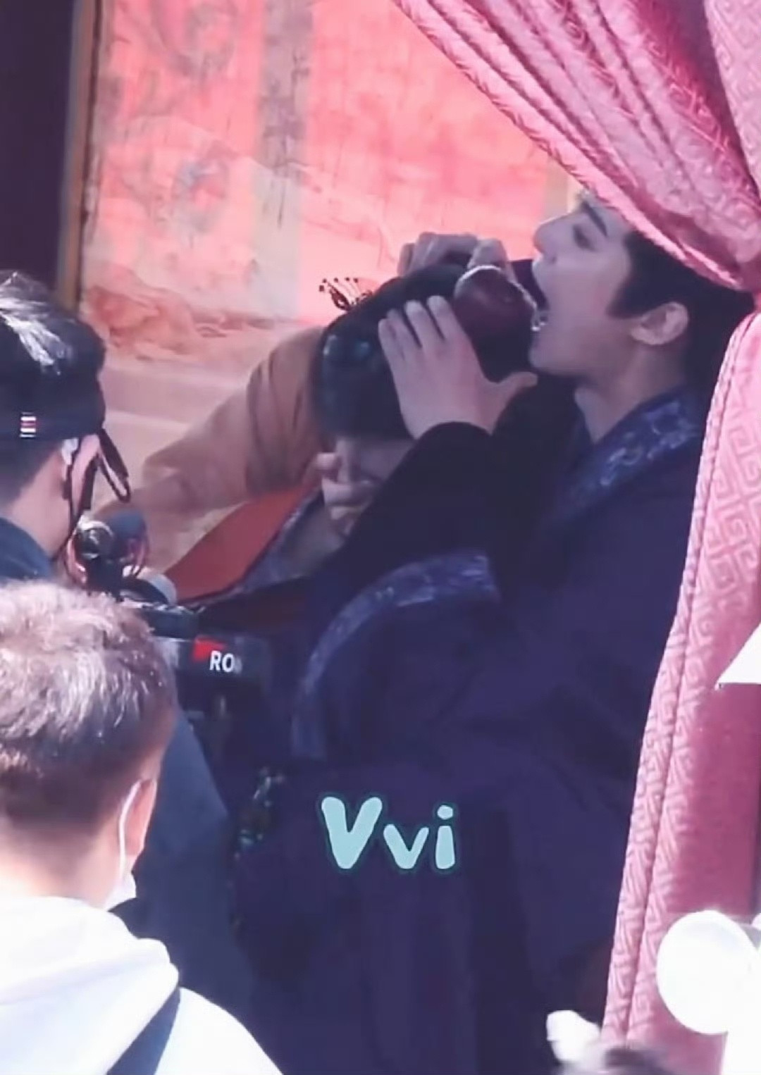 王鹤棣孟子义这俩人在剧组玩嗨了哈哈哈，熟人局就是这么有意思