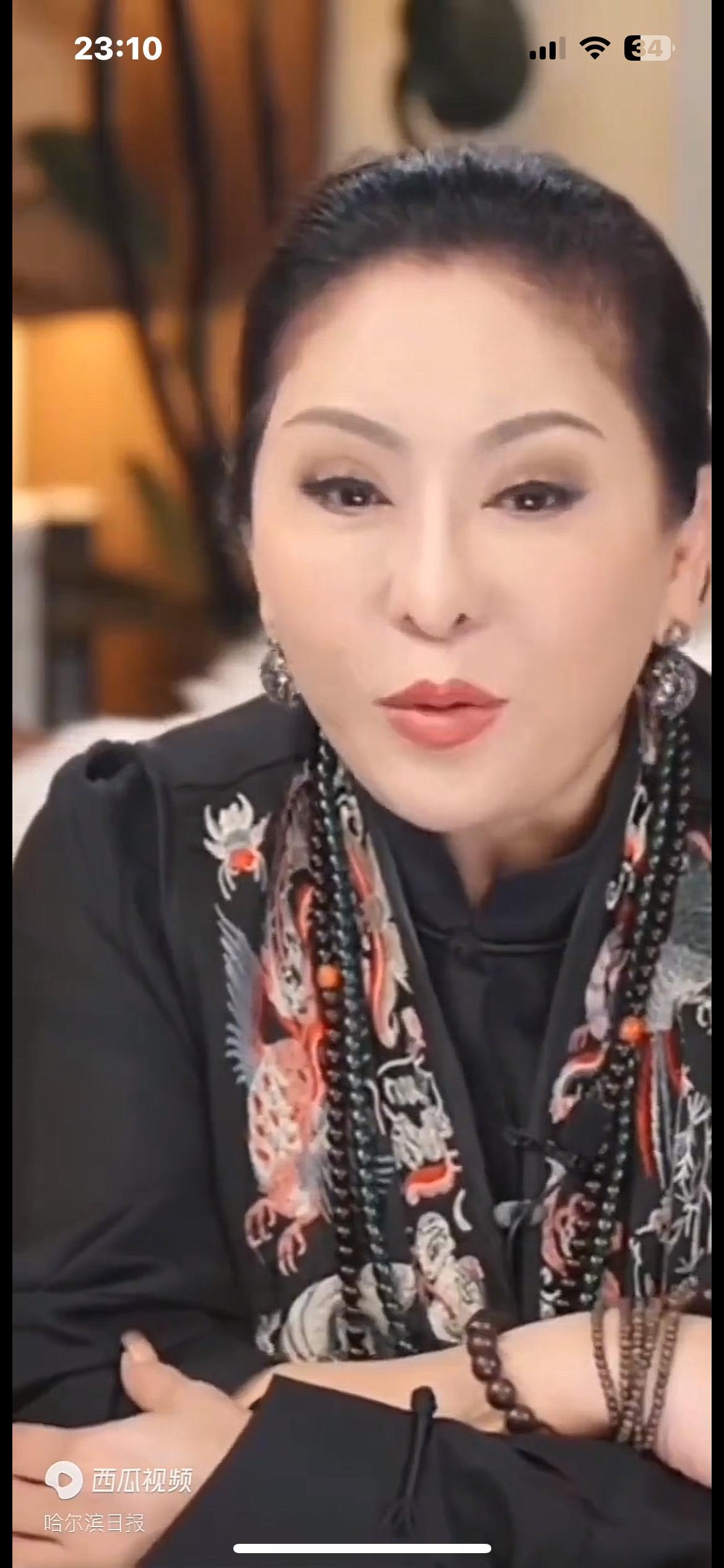 向太被指拿烟头烫继女，直播紧急回应：后妈不好当，亲情恩怨为何总被放大？“向华