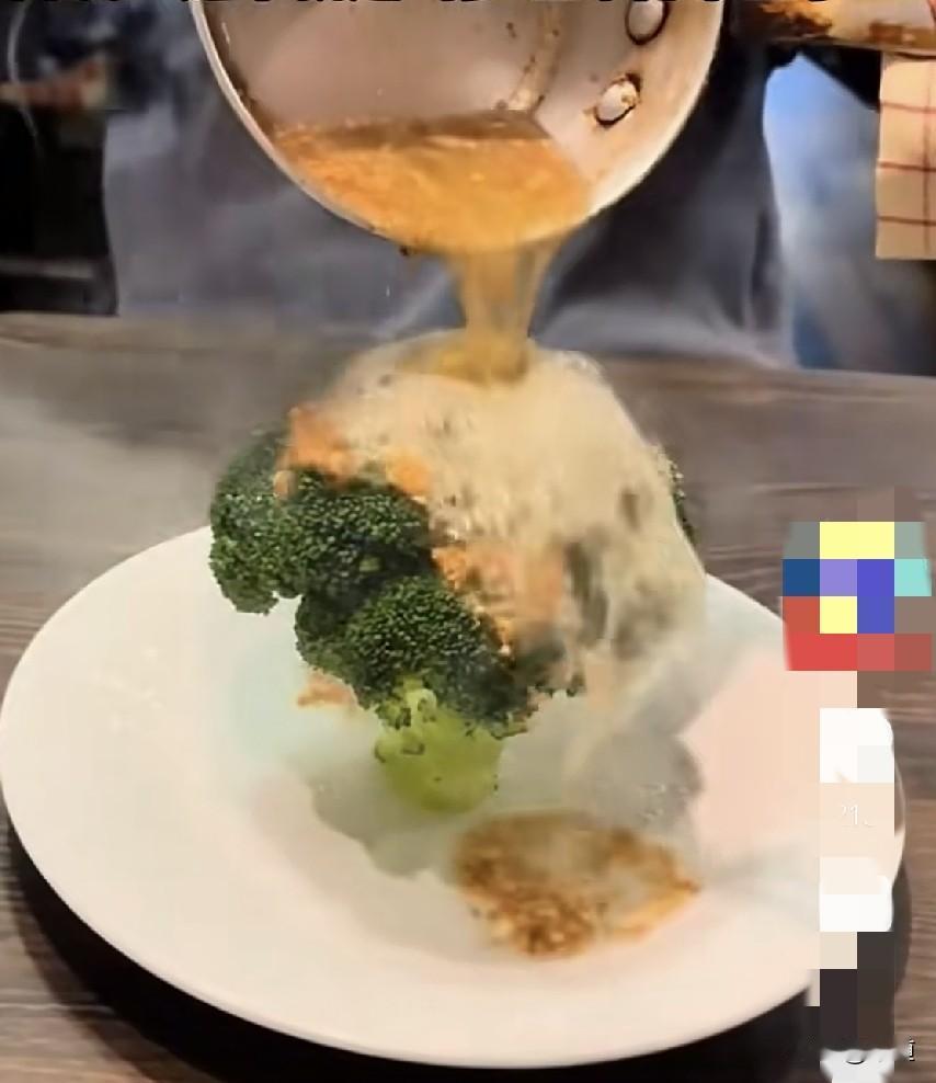 夫妻俩去饭店吃饭，端上来一盘菜，就是一个盘子，上面立着一个菜花，没有分开，一整个