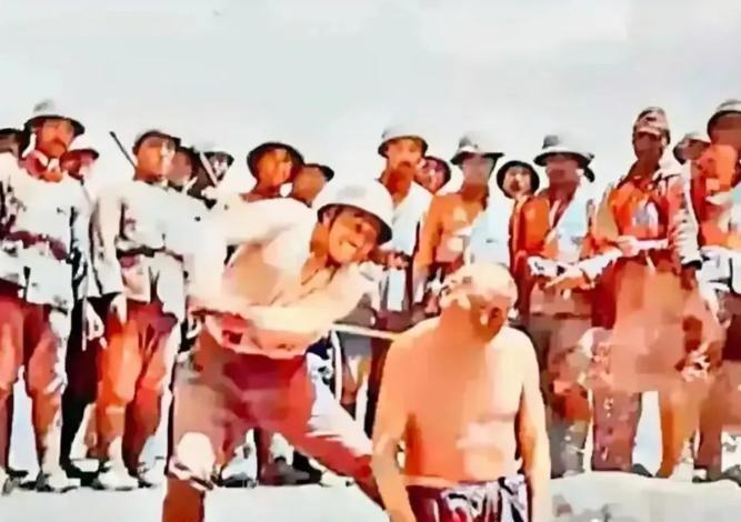 1942年，太平洋战争期间，日军正在处决一名美军战俘，在尸首分离的一瞬间，日本记