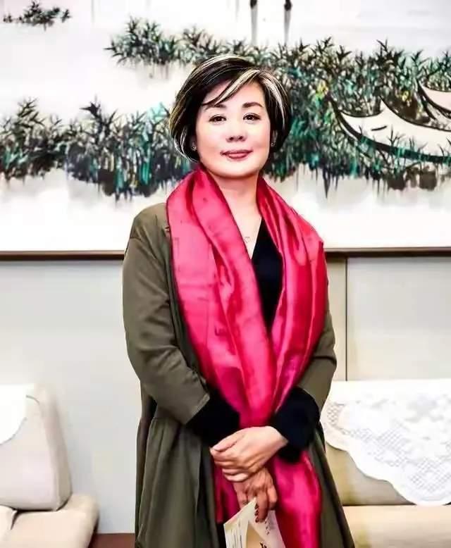 丛珊，老许的情人，1962年生于北京，中戏毕业，法籍著名演员，身高167cm，1