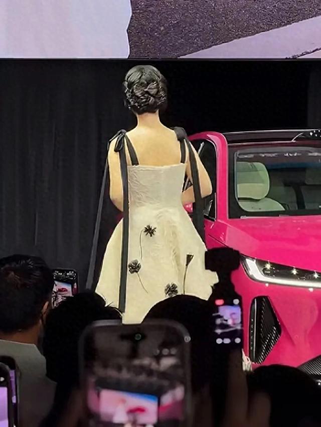 杨紫蝴蝶结造型遭吐槽装嫩，转身瞬间直接惊艳全网事业上杨紫是国民童星一路逆袭