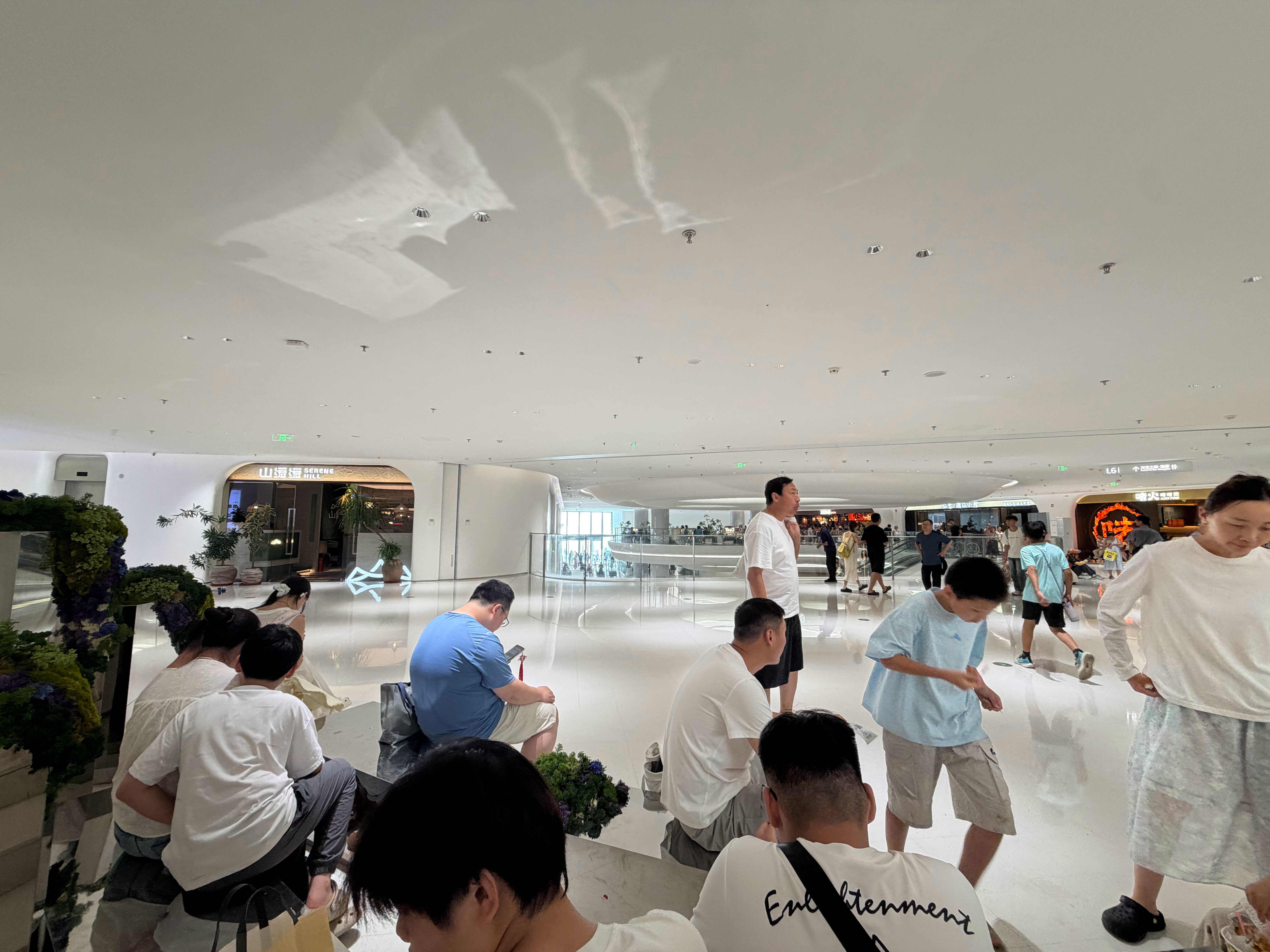 带朋友来万象城，咋没人给我说今天这么堵啊