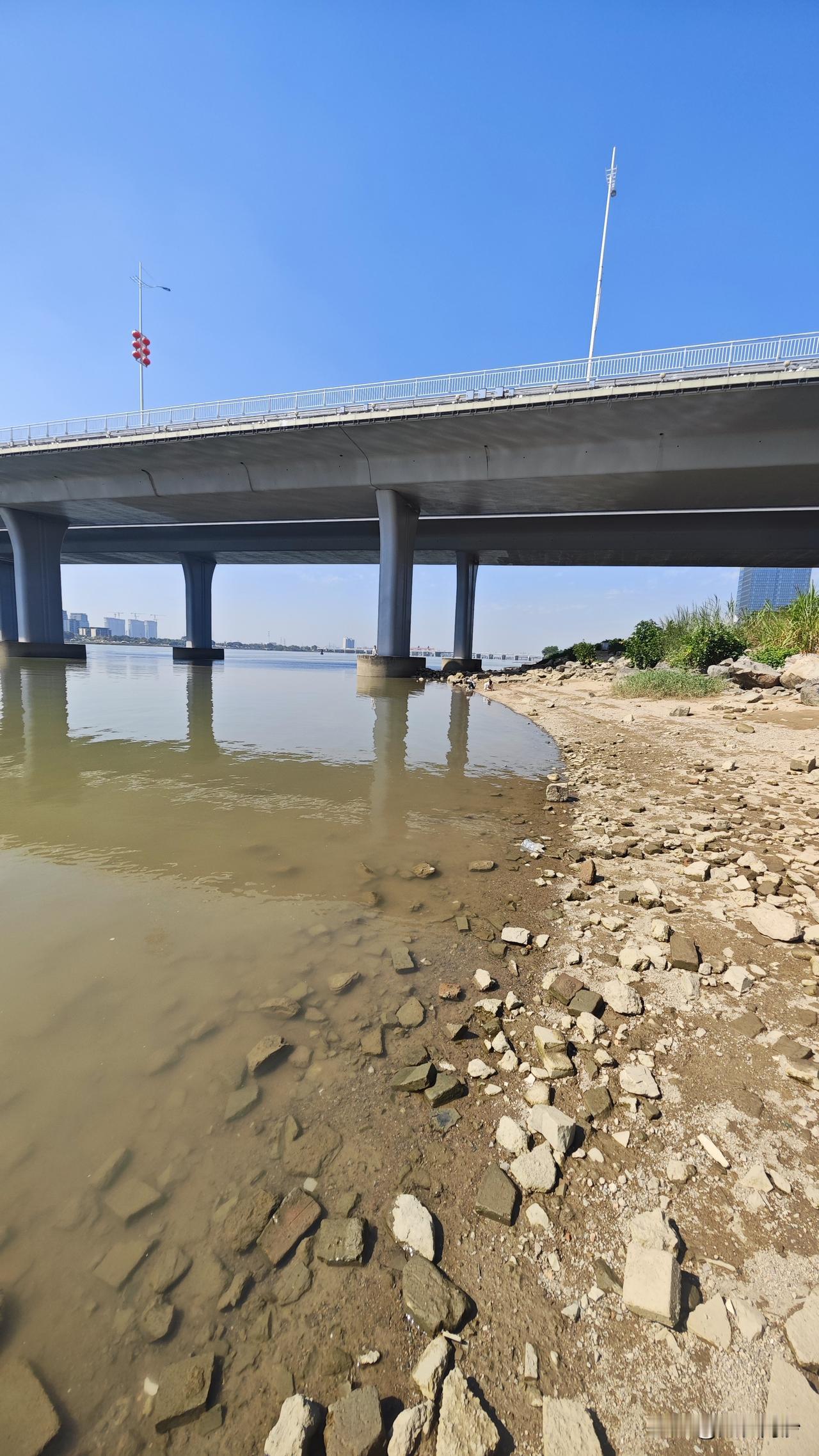 想玩小沙滩，何必南沙湾。凤凰大桥桥底就藏了一个小沙滩，面积不大，沙也少，但是还算