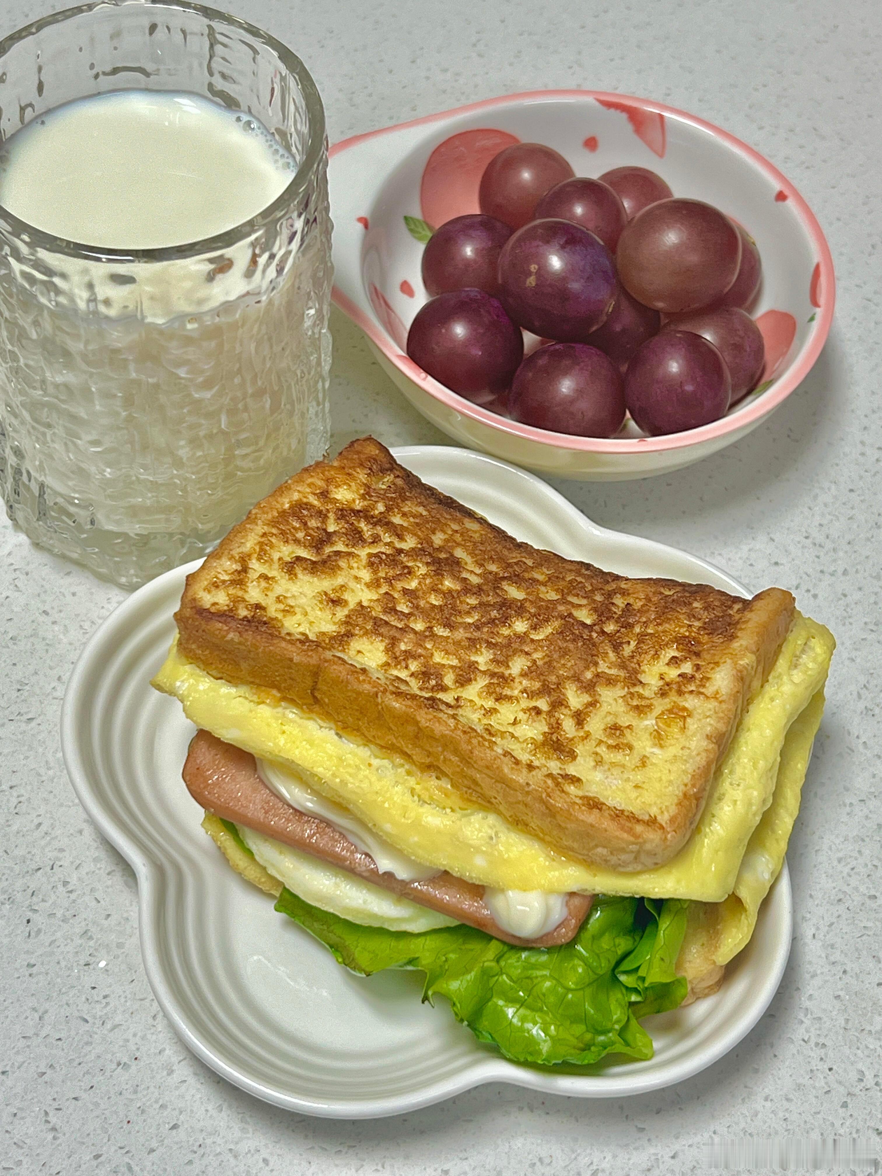 早餐就要这样发朋友圈胃饱了，心就满了。早安，我的专属早餐时间☕​​​