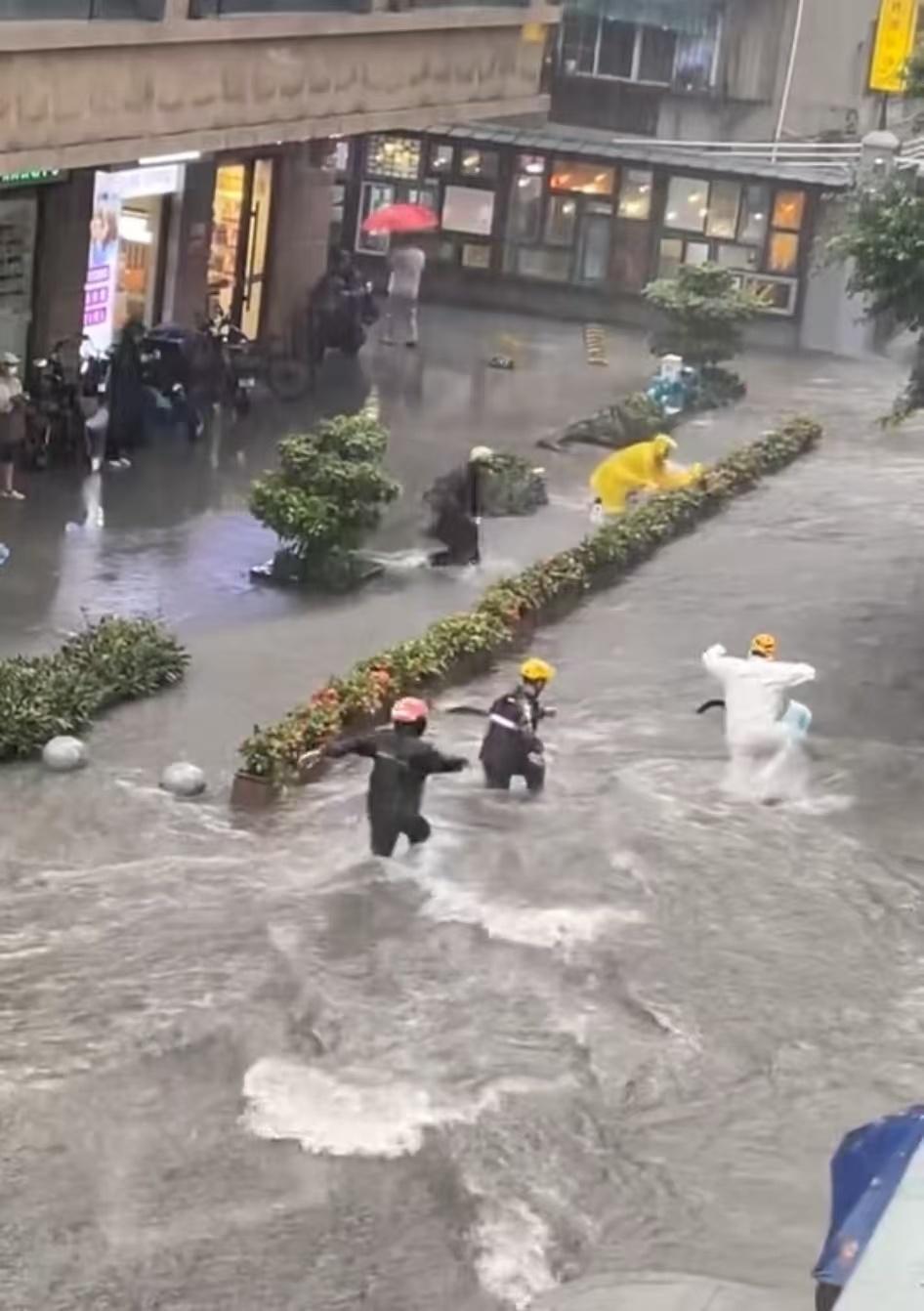 一场破纪录的特大暴雨，突袭广州，也定格了这座城市最温暖的瞬间。据媒体报道，2