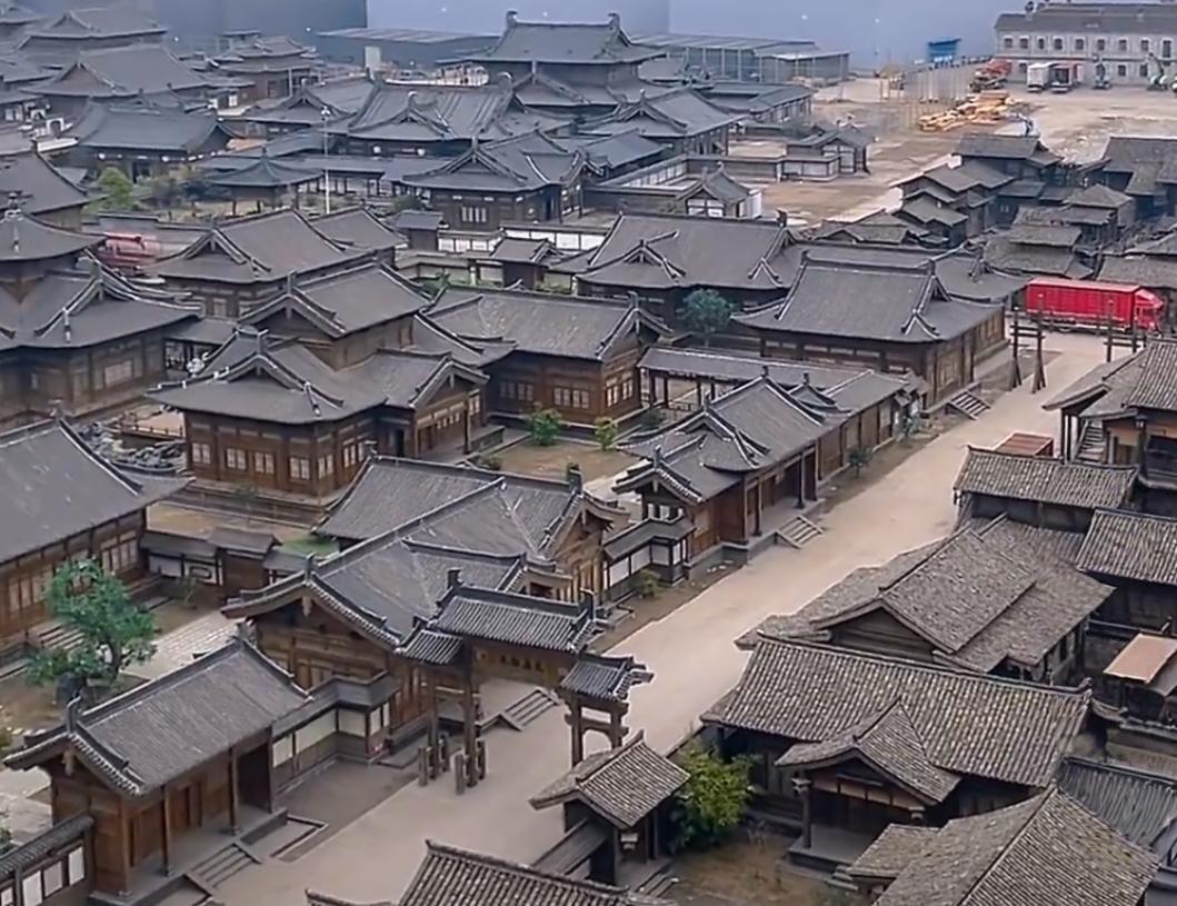 横店剧组快“灭亡了”，曾经人山人海的横店，现在彻底冷清了，我看这不是影视行业的寒
