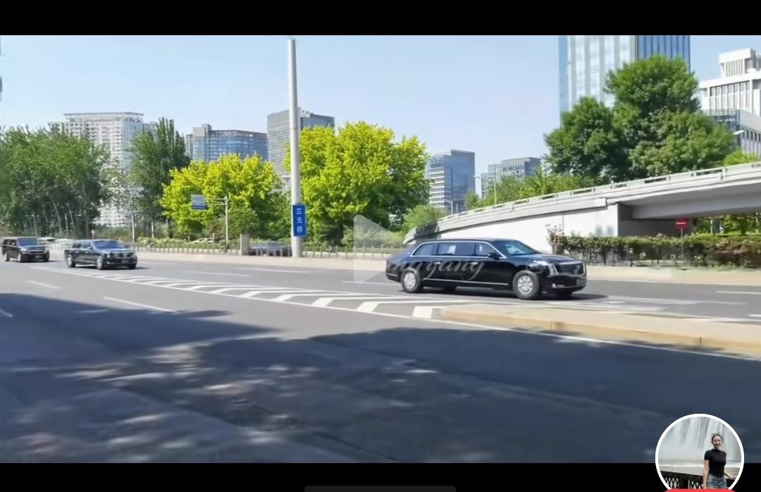 特朗普的车队，由C17运抵北京后，正在东三环路试。最吸引人注目的，除了那辆凯迪