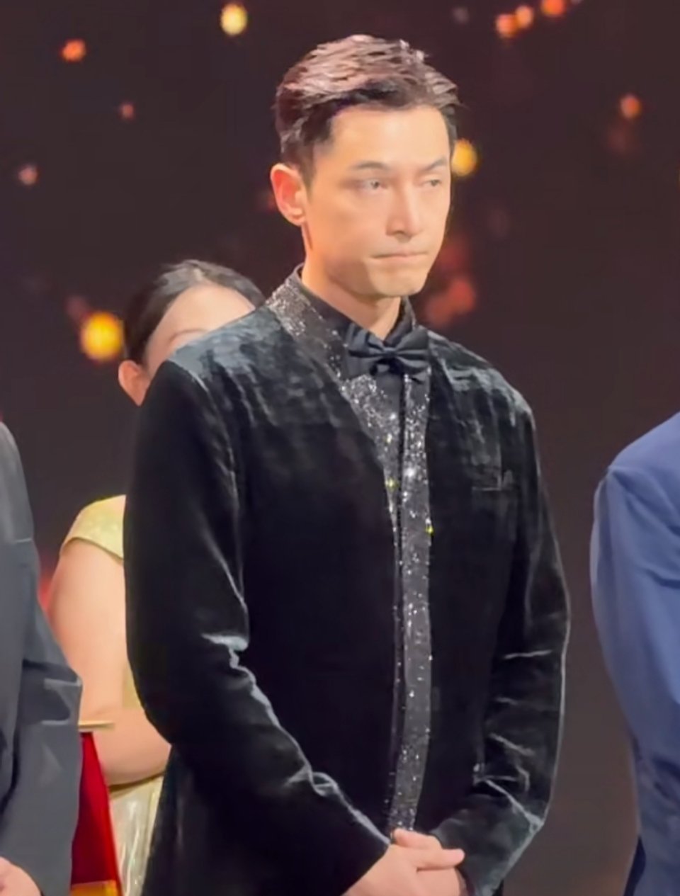 胡歌出席金鹰奖颁奖典礼胡歌亮相金鹰奖颁奖典礼，一身简约黑色西装，搭配精致胸针，绅