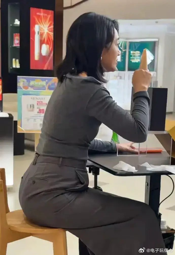 海南偶遇朱丹，本人不显年轻腰粗肚子大，被说除职业跟普通人一样