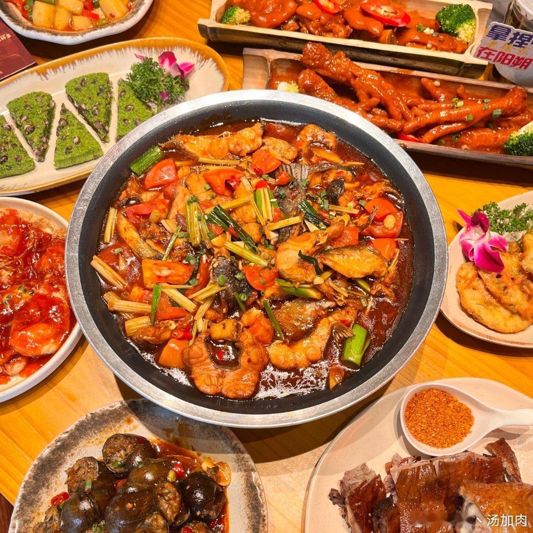 生活手记整桌菜荤素搭配得刚刚好，硬菜、小炒、特色甜品全都安排到位。招牌烤鸭外皮