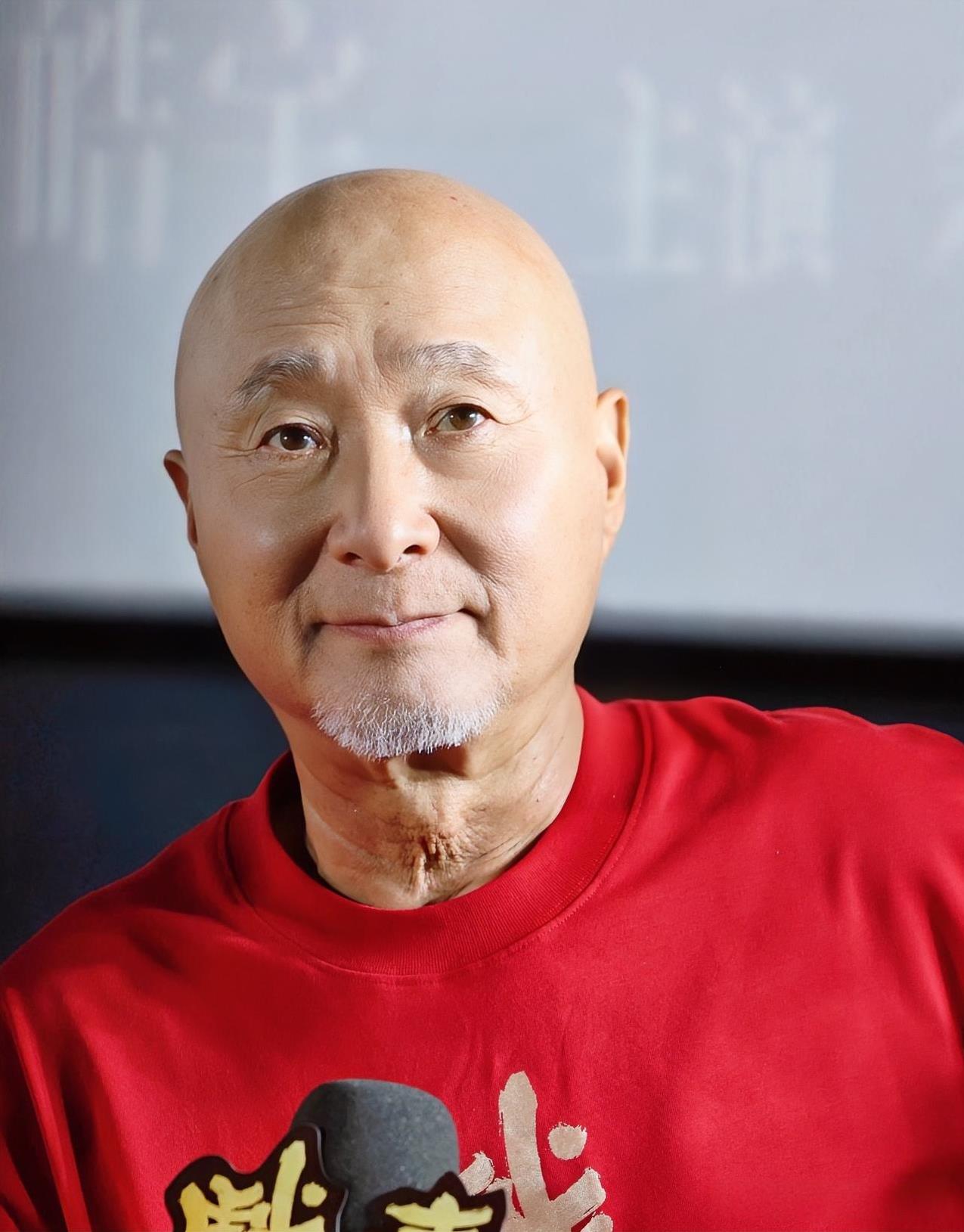 黄渤说：“真正的喜剧是让你笑完了心里发沉”，这话放在陈佩斯身上再合适不过了，
