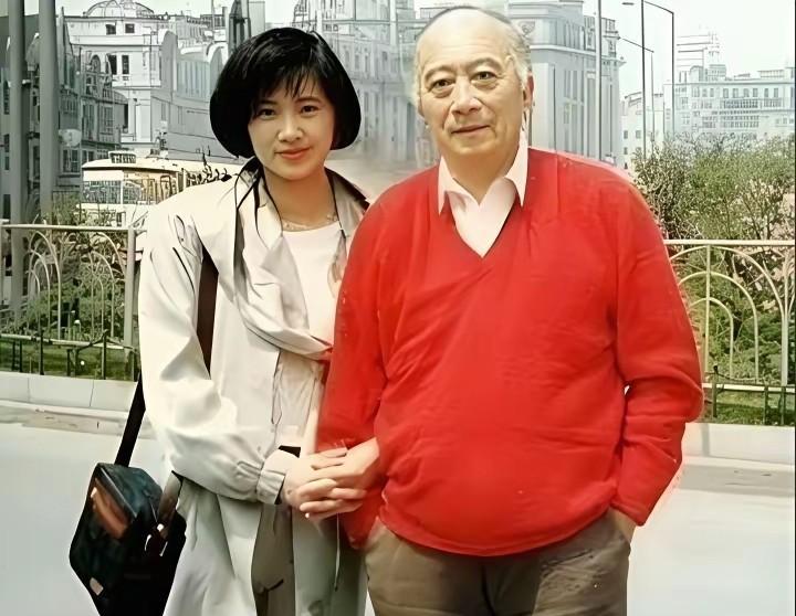 90年代的一张老照片里，孙道临与女儿孙庆原同框出镜，画面满是岁月温情。值得一提