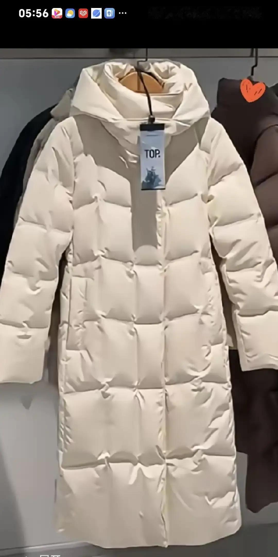 婆婆逛商场看中一件870块的羽绒服，准备掏养老金结账。儿媳刚刷完1200给自己