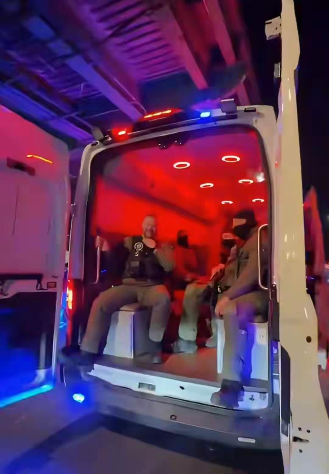 ​美国的做法让委瑞内拉感到了非常地耻辱。这时候在美国大街上看到了一辆押运人员车辆